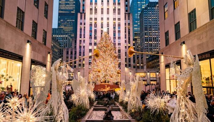 When does Manhattan NY start decorating for the holidays?